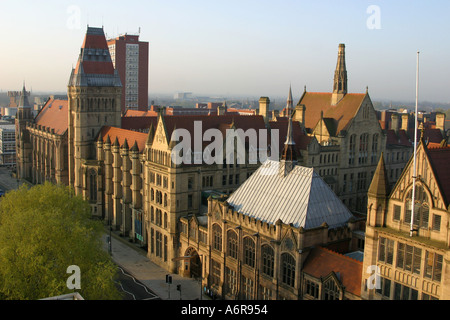 Hauptgebäude Universität Manchester gesehen von Mathematik Hochhaus Manchester UK Stockfoto