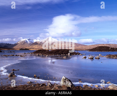 Loch man Na H Achlaise auf Rannoch Moor im späten Winter mit Schnee in den schwarzen Bergen teilweise gefroren. Highland, Schottland, Vereinigtes Königreich Stockfoto