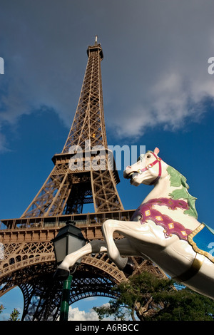 Eiffel Tower Karussell Pferd Dekoration im Vordergrund Paris Frankreich Europa Stockfoto