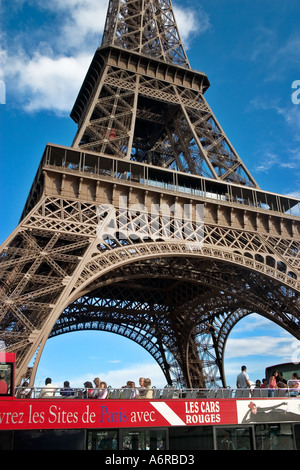 Eiffelturm offenen Bus mit Touristen vorbei in Vordergrund Paris Frankreich Europa Stockfoto