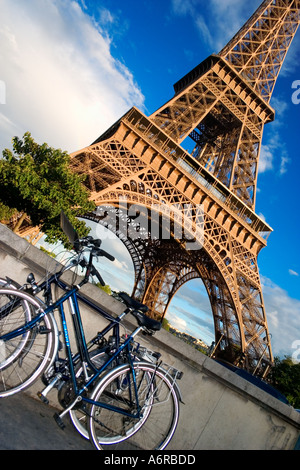 Eiffelturm-Fahrräder im Vordergrund Paris Frankreich Europa Stockfoto