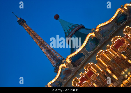 Eiffelturm Twilight Carrousel Rad im Vordergrund Paris Frankreich Europa Stockfoto