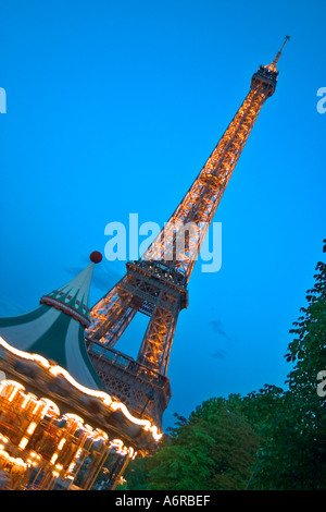Eiffelturm Twilight Carrousel Rad im Vordergrund Paris Frankreich Stockfoto