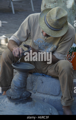 Ein Töpfer, der in einer Straße in Frankreich arbeitet. Stockfoto