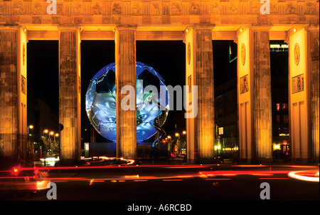 Brandenburger Tor bei Nacht und Fußball Information Center der WM Fussball 2006 in Deutschland, Berlin, Deutschland Stockfoto