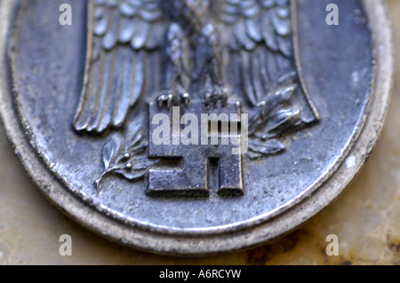 Nazi Medaillen Nazismus Weltkrieg zwei Deustch Deustchland zweite rot weiß schwarz Doppelbelichtung militärische Hakenkreuz nationalen Europas Stockfoto