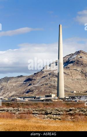 Kennecott Copper Mine Raffinerie Schmelzer Stack gegen Hügel außerhalb von Salt Lake City Utah Stockfoto