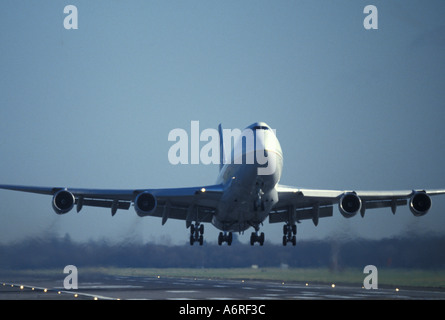 Eine Boeing Jet vom Gatwick Airport, West Sussex, England Stockfoto