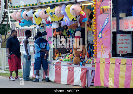 Bunten Karneval auf halbem Weg Spiel stand mit einer Gruppe von jungen Afro amerikanische Männer stehen im Vordergrund Stockfoto