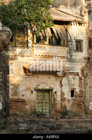 unrestaurierten 2001 Erdbeben beschädigte Wände Fenster und Türen des Darbargadh Palastes Gehäuse Aina Mahal (Palast aus dem 18. Jahrhundert) Stockfoto