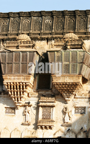 Das Erdbeben beschädigt Darbargadh Schlossanlage, Häuser mit seiner prächtigen Halle Aina Mahal (der königliche Palast aus dem 18. Jahrhundert) Stockfoto