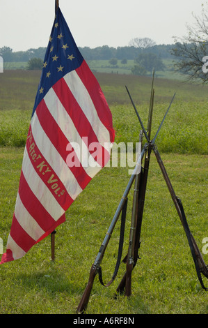 Flagge und gestapelten Gewehre Stockfoto