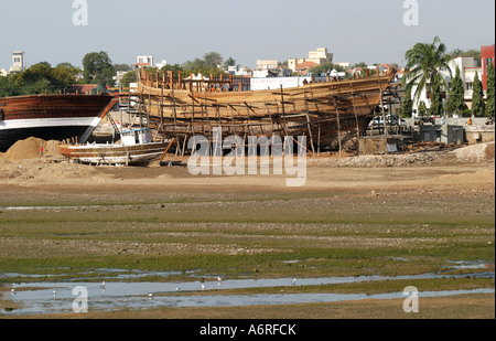 Dhau-Gebäude am Mandavi Hafen in Gujarat in Indien Stockfoto