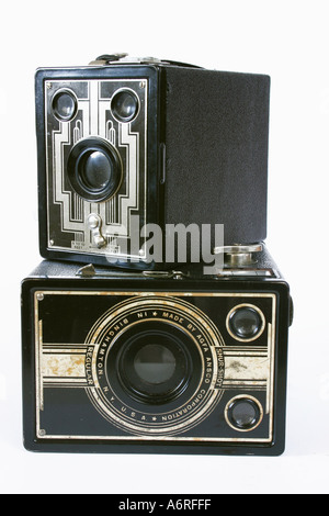 Zwei Vintage Antik Box Brownie-Kameras gegen weiße Studio-Hintergrund Stockfoto