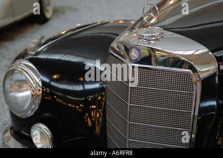 Kühlergrill und Emblem eines Oldtimer Mercedes 300 S Coupé auto Schlumpf Automobil National Museum angezeigt. Mulhouse, Elsass, Frankreich. Stockfoto