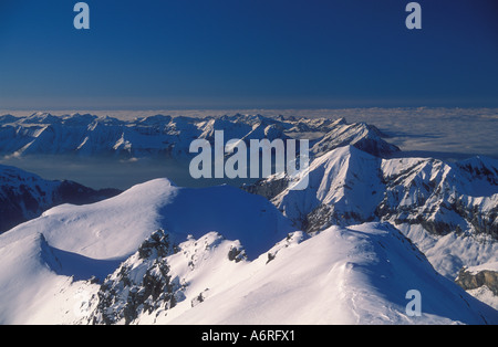 Blick vom Schilthorn in Richtung Westen Kandervalley Simmen Tal und westlichen Berner Alpen Nebel über Mittelland Schweiz Stockfoto