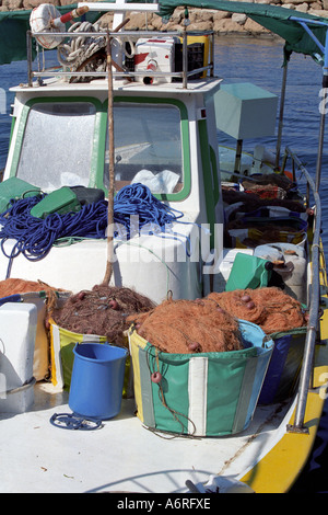 Verpackt Netze an Bord ein Fischerboot. Zypern. Stockfoto