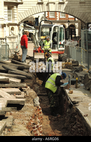 Männer aus London arbeiten im Straßengraben für neue, nicht spezifizierte Untertagebau England UK Stockfoto