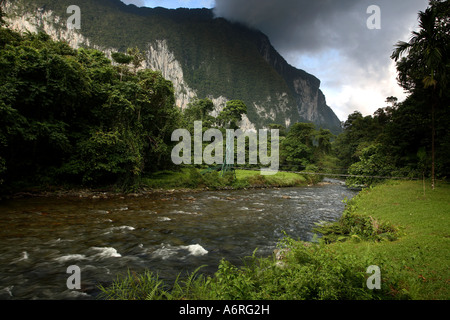 Die Melinau Schlucht im Mulu Nationalpark mit Gunung Benarat überragt den Melinau Fluss. Stockfoto