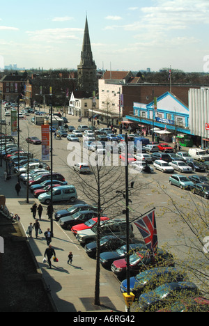 Romford Marktplatz auf ein nicht Markttag mit Nutzfläche für Shopper Rat laufen Parkplatz Hinweis Canary Wharf ragt weit entfernten Stockfoto