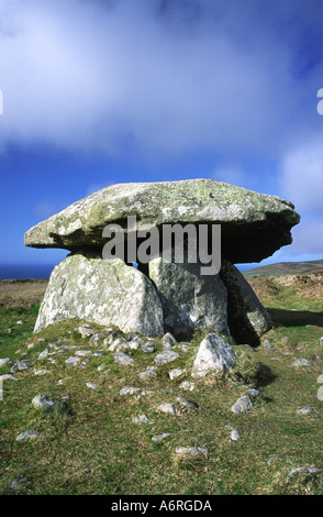 Eine große weiche Wolke über Chun Quoit alten Grabkammer in Cornwall county England UK Stockfoto