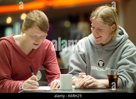 Zwei Studenten an der Universität Geselligkeit Stockfoto