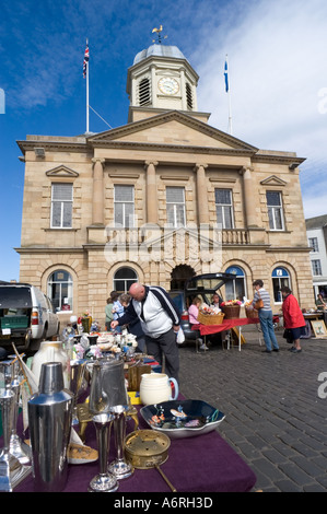 Flohmarkt in Stadtplatz Kelso Scottish Grenzen UK mit Stadthaus Regency Stadthalle Stockfoto