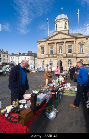 Flohmarkt in Stadtplatz Kelso Scottish Grenzen UK mit Stadthaus Regency Stadthalle Stockfoto