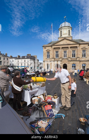 Flohmarkt in Stadtplatz Kelso Scottish Grenzen UK mit Stadthaus Regency Stadthalle Stockfoto