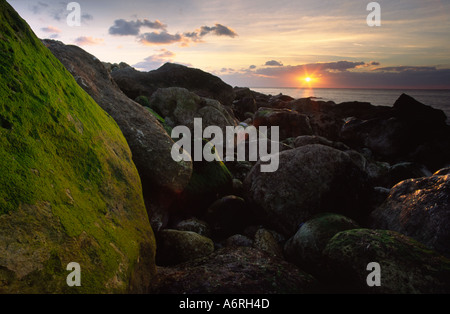 Sonnenuntergang über Felsen am West lässig auf Portland in Dorset county England UK Stockfoto