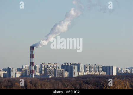 Rauchende Schlote der Heizstation in Moskau, Russland. Stockfoto