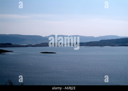 Blick über Loch Tuath zur Isle of Ulva Isle of Mull Inneren Hebriden Travel Schottland Insel Isle Argyll und Bute Highland Stockfoto