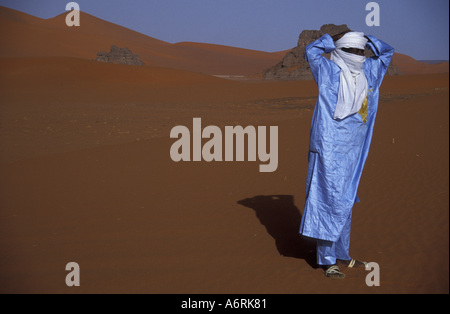 Afrika, Algerien, Sahara. Touareg Person in typischen Tracht gekleidet Stockfoto