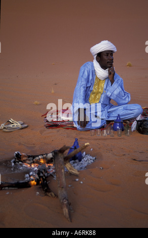 Afrika, Algerien, Sahara. Tee-Zeremonie in Wüste, Touareg in typischen Tracht gekleidet Stockfoto