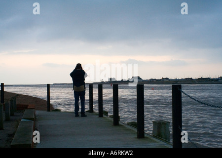 Mann-Silhouette bei Sonnenuntergang Blick durch Fernglas Bawdsey Suffolk England Stockfoto