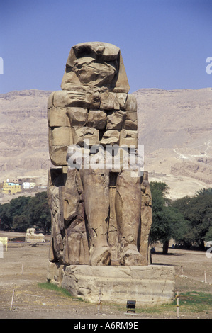 Afrika, Ägypten, Luxor. Kolosse von Memnon; einer der beiden Twin-Statuen von Amenophis III; West Bank Stockfoto