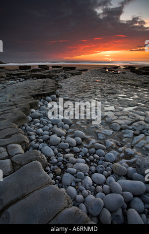 Dunraven Bay Abendsonne leuchtet unter Wolken am Southerndown auf der Erbe von South Wales Stockfoto