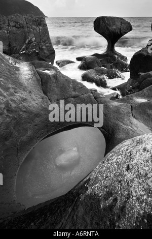 Die Kannestein oder Mushroom Rock, über Jahrhunderte durch die Kraft des Meeres in eine seltsame Form erodiert. Die Insel Vagsoy in Norwegen Stockfoto