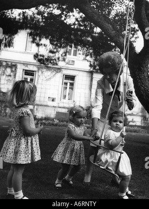 Frederika, 18.4.1917 - 6.2.1981, Gemahl der Königin von Griechenland 1.4.1947 - 6.3.1964, mit Enkelkindern Prinzessin Alexia (auf der Schaukel), Stockfoto