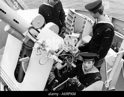 Karl XVI. Gustav, * 30.4.1946, König von Schweden seit 15.9.1973, während des Militärdienstes, Bohren bei 40 mm Flak-Geschütz, Nava Stockfoto