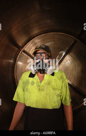 Fabrikarbeiter in Schutzbrille und Maske Stockfoto