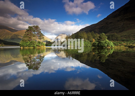 Ein perfektes Spiegelbild am Glen Etive in den schottischen Highlands.  Die einzige Insel, in der Sonne gebadet sitzt stolz auf den See. Stockfoto