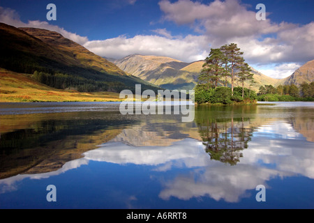 Ein perfektes Spiegelbild am Glen Etive in den schottischen Highlands.  Die einzige Insel, in der Sonne gebadet sitzt stolz auf den See. Stockfoto