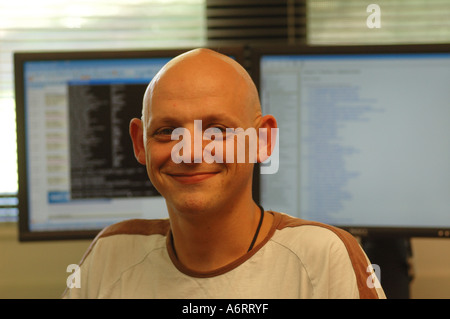 Jungen Computerfreak in Software-Design-Büro Stockfoto