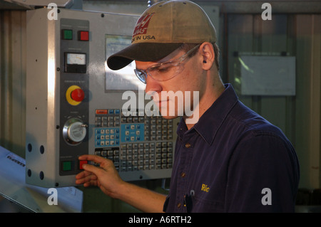 junge Arbeitnehmer, die Konzentration auf Fräsmaschine Stockfoto