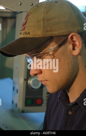 junge Arbeitnehmer, die Konzentration auf Fräsmaschine Stockfoto