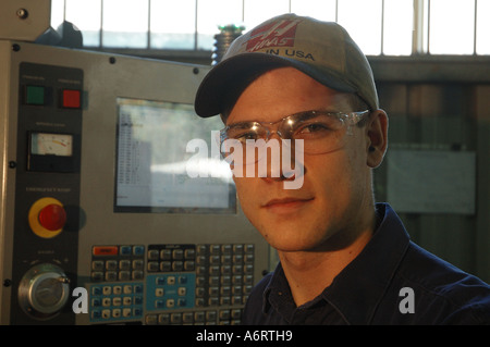 junge Arbeitnehmer, die Konzentration auf Fräsmaschine Stockfoto