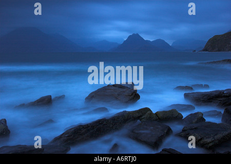 Spät am Abend und das Licht schwindet in den Cullins auf Elgol in Skye, warf eine unheimliches blauen Schein über die Landschaft. Stockfoto