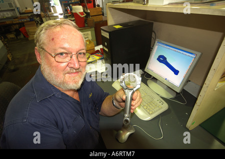 ältere Arbeitnehmer mit CAD-Computer aided Design Kolben Nockenwelle in Metallwerkstatt Stockfoto