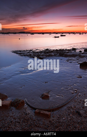 Eine wunderschöne Dämmerung am Burnham auf Crouch in Essex.  Ebbe auf dem River Crouch offenbart Schutt gefangen im Schlamm. Stockfoto